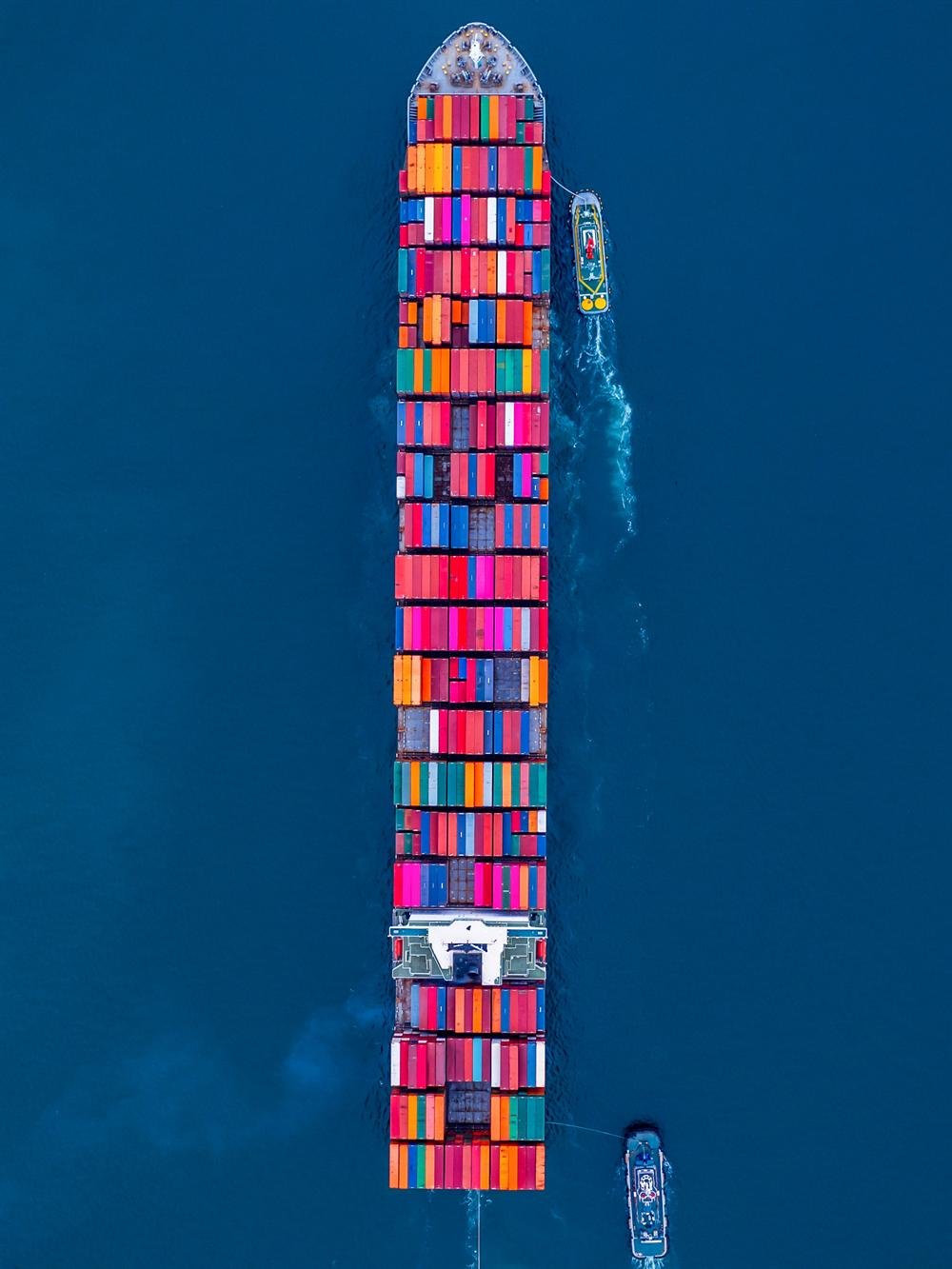 Vista aérea de un buque portacontenedores